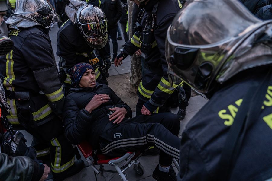 Secouristes auprès d'une personne pendant une manifestation