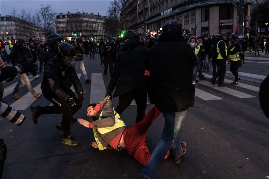 Personnes portant secours au milieu d'une manifestation