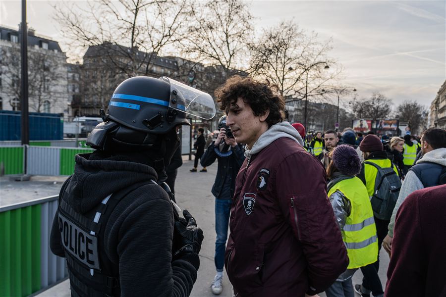 Échange entre un policier et un manifestant
