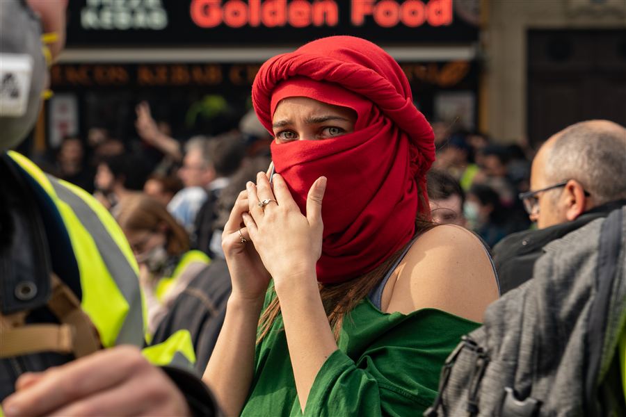 Manifestante au foulard rouge au milieu de la foule