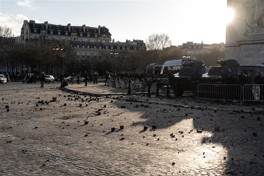 Place parisienne après une manifestation, pavés au sol