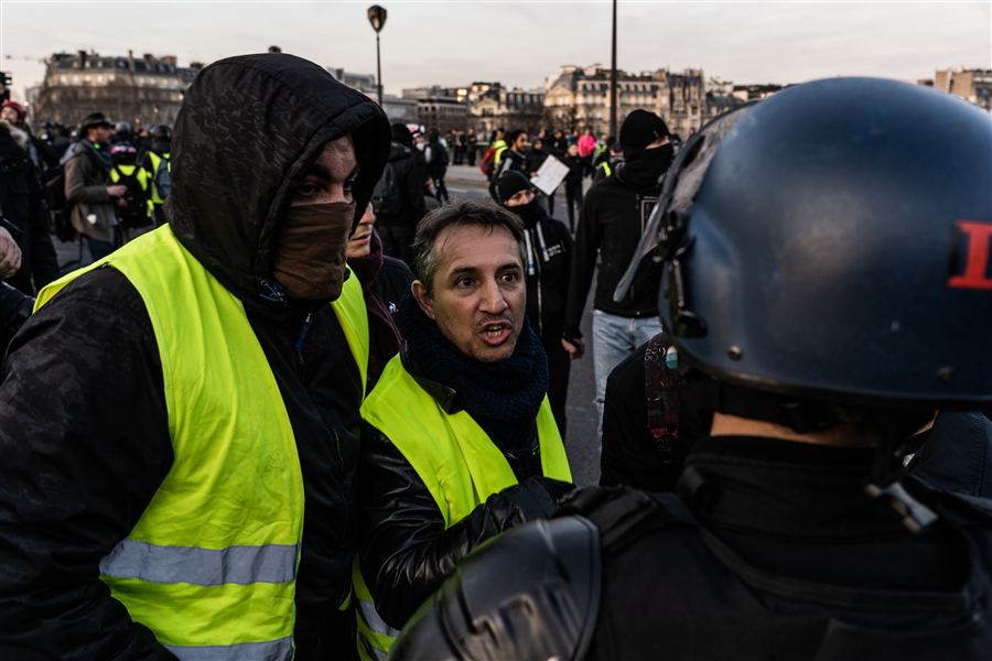 Manifestants face aux forces de l'ordre