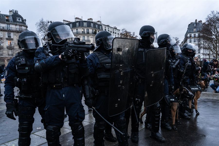 Ligne de policiers équipés de boucliers à Paris