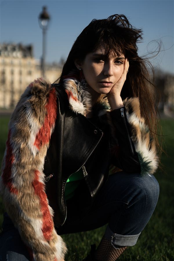 Portrait d'une femme assise en plein air