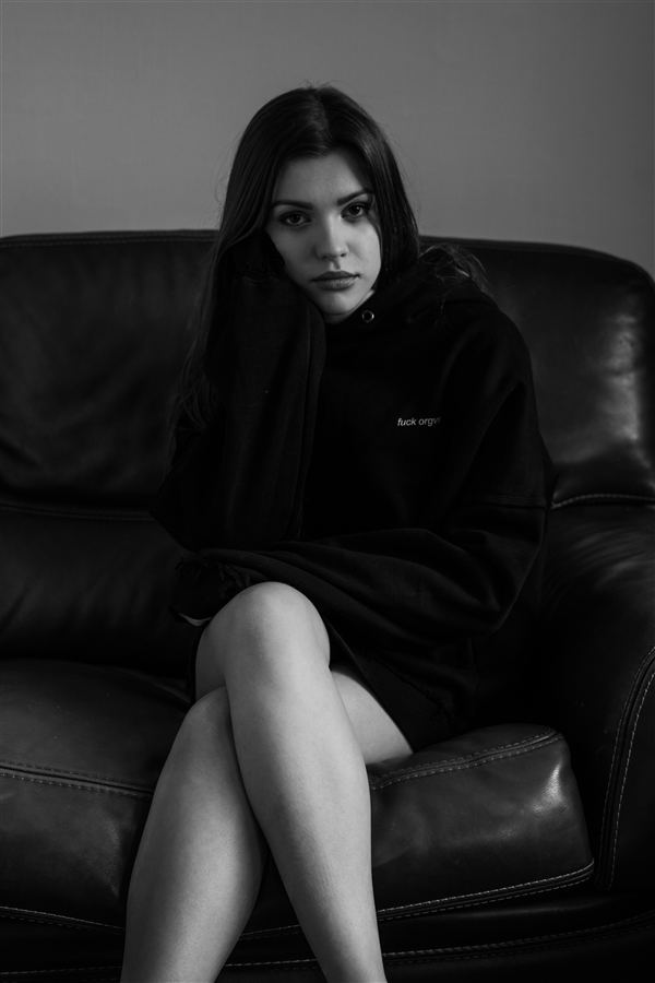 Femme assise dans un fauteuil, portrait en noir et blanc