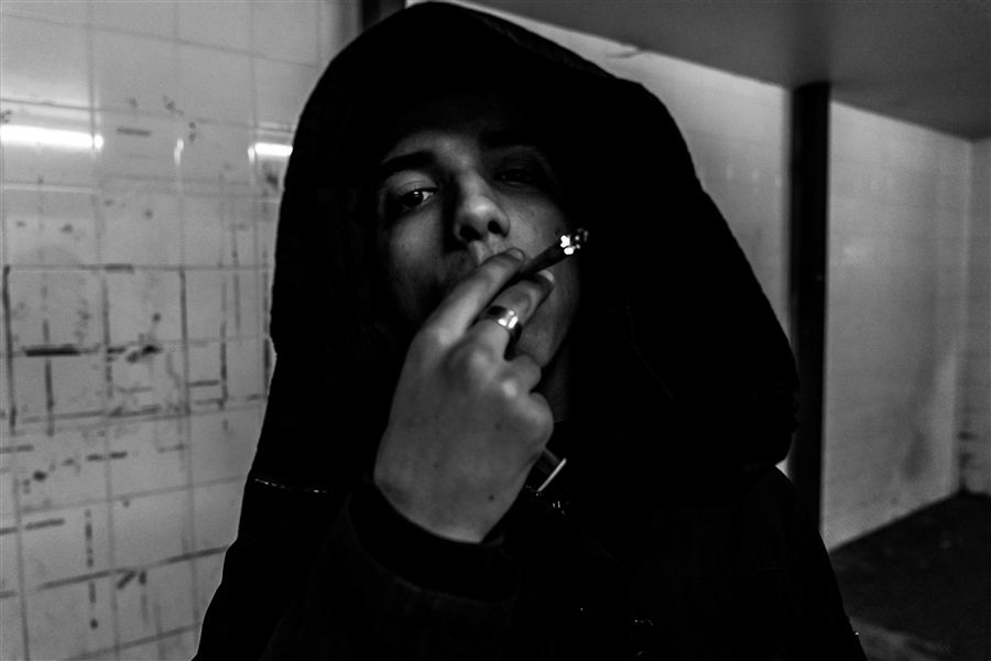 Portrait noir et blanc dans une pièce carrelée
