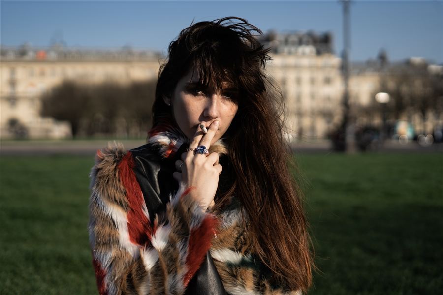 Portrait d'une femme dans un jardin parisien