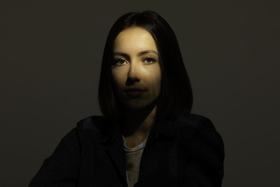 Visage de femme éclairé par un rayon de lumière