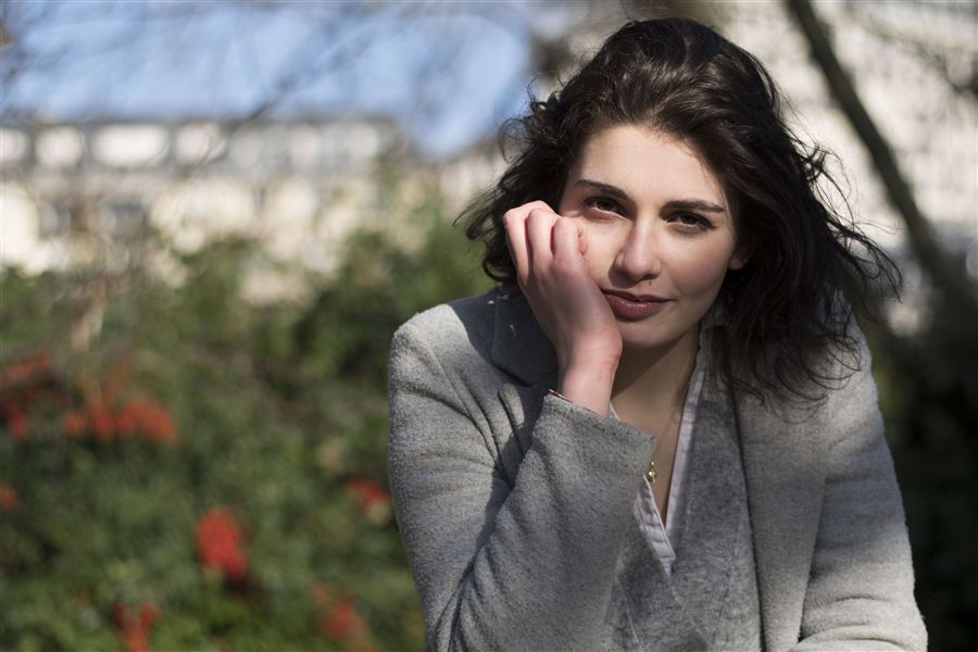 Portrait d'une femme au regard direct dans un jardin