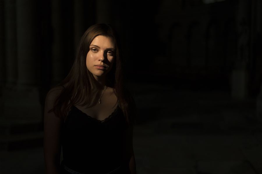 Portrait d'une femme dans une clairière sombre