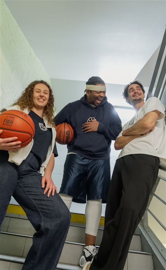 Trois membres du collectif dans un escalier