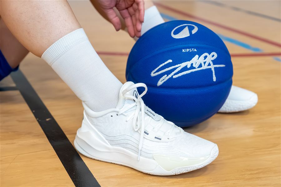 Détail d'un ballon de basket bleu et de chaussures