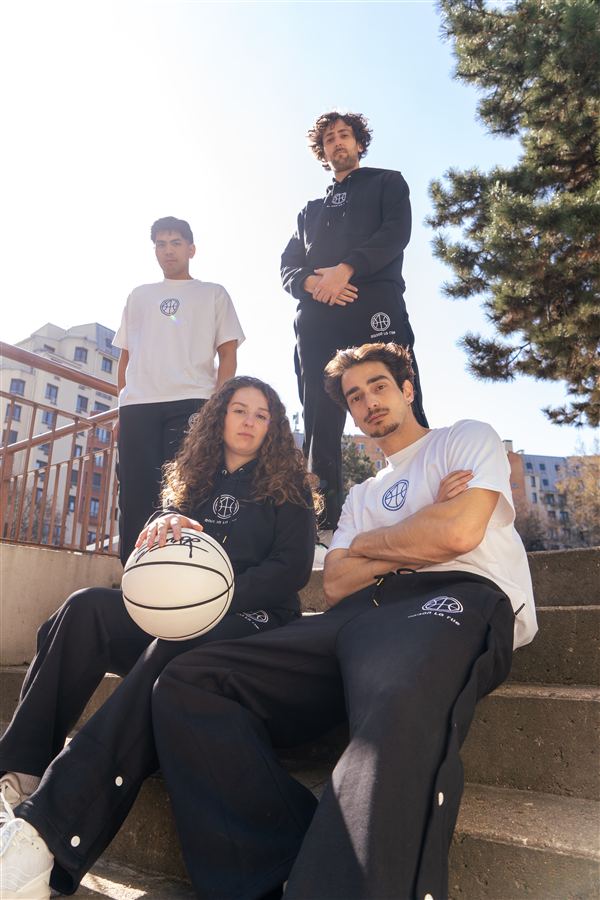 Collectif de basket assis dehors avec un ballon