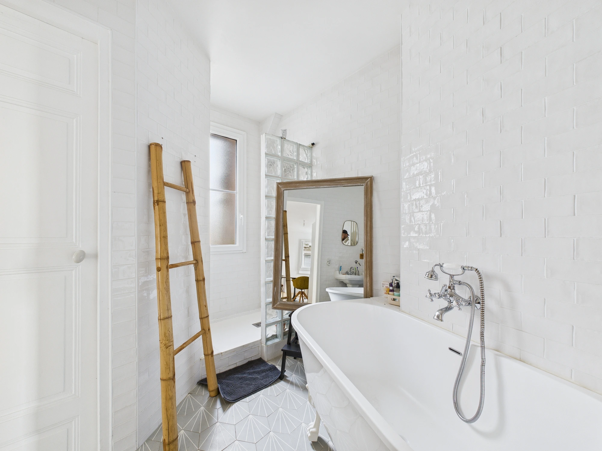 Salle de bain aux tons clairs